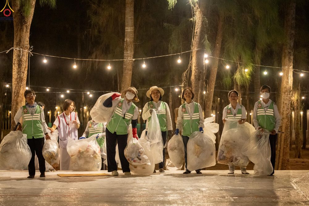 ภาพ No.301606:ภาพเบื้องหลังอาสาสมัครรวมใจ ชุดที่ 4 ในโครงการธรรมยาตรา กตัญญูบูชา มหาปูชนียาจารย์ พระมงคลเทพมุนี(สด จนฺทสโร) พระผู้ปราบมาร อนุสรณ์สถาน 7 แห่ง ปีที่ 14