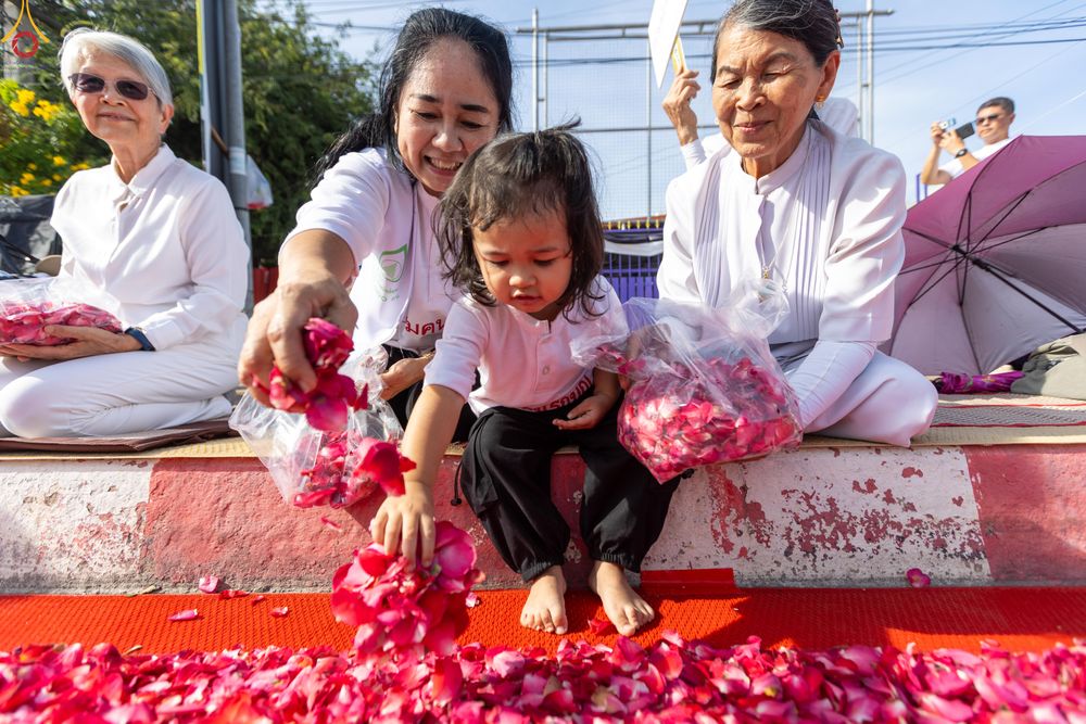 ภาพ No.287684:วันที่ 3 มกราคม พ.ศ. 2569 พิธีต้อนรับพระธรรมยาตรา ครั้งที่ 2 (ภาพชุดที่ 2) ในโครงการธรรมยาตรา กตัญญูบูชา มหาปูชนียาจารย์ พระมงคลเทพมุนี(สด จนฺทสโร) พระผู้ปราบมาร อนุสรณ์สถาน 7 แห่ง ปีที่ 14 ณ อนุสรณ์สถานมหาวิหารพระมงคลเทพมุนี (โลตัสแลนด์) อ.สองพี่น้อง จ.