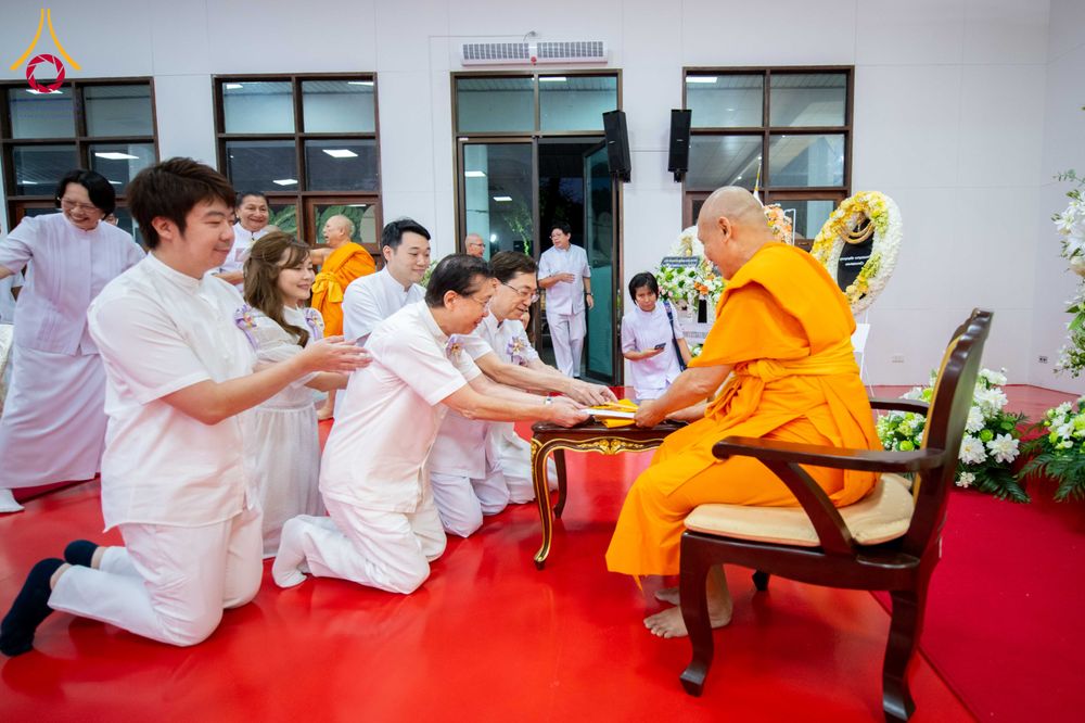 ภาพ No.314490:วันพฤหัสบดีที่ 19 มีนาคม พ.ศ. 2569 พิธีบำเพ็ญกุศล คุณพ่อณรงค์ จินตมากุล โยมบิดา พระครูปลัดรัตนวีรวัฒน์ (รังสฤษดิ์ อิทฺธิจินตโก) ที่ปรึกษาเจ้าคณะจังหวัดปทุมธานี เจ้าอาวาสวัดพระธรรมกาย  ณ ห้องปลูกศรัทธา 2 วัดพระธรรมกาย ปทุมธานี