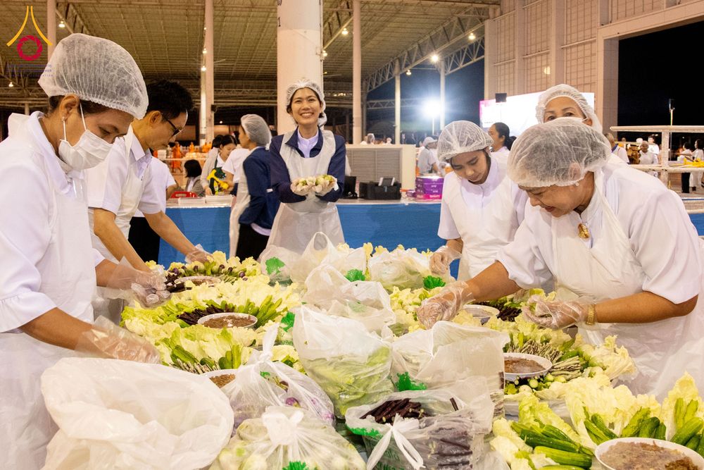 ภาพ No.287292:วันที่ 3 มกราคม พ.ศ.2569 พิธีถวายภัตตาหารเป็นสังฆทาน แด่พระธรรมยาตรา ณ วัดพระธรรมกาย  จังหวัดปทุมธานี ในโครงการธรรมยาตรา กตัญญูบูชา มหาปูชนียาจารย์ พระมงคลเทพมุนี(สด จนฺทสโร) พระผู้ปราบมาร อนุสรณ์สถาน 7 แห่ง ปีที่ 14