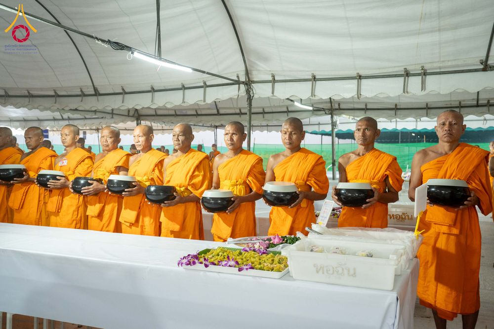 ภาพ No.298591:วันที่ 20 มกราคม พ.ศ. 2569 พิธีถวายภัตตาหารเป็นสังฆทาน แด่พระธรรมยาตรา ณ อนุสรณ์สถานบางปลา วัดบางปลา อำเภอบางเลน จังหวัดนครปฐม ในโครงการธรรมยาตรา กตัญญูบูชา มหาปูชนียาจารย์ พระมงคลเทพมุนี(สด จนฺทสโร) พระผู้ปราบมาร อนุสรณ์สถาน 7 แห่ง ปีที่ 14