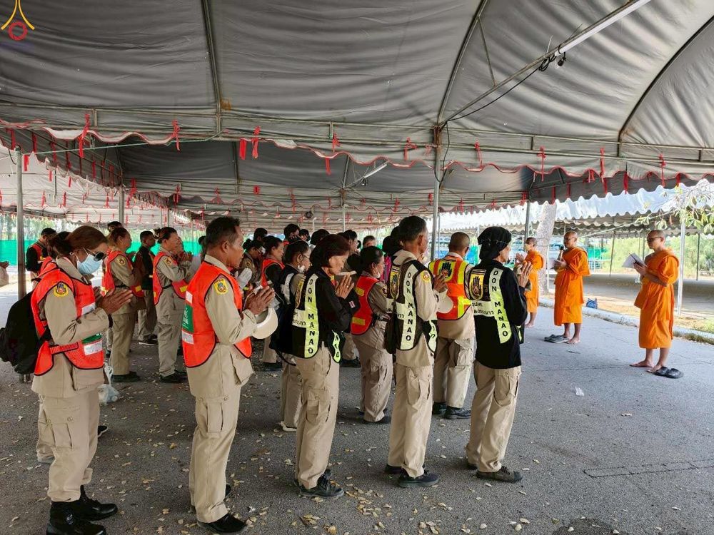 ภาพ No.301489:ภาพเบื้องหลังอาสาสมัครรวมใจ ชุดที่ 4 ในโครงการธรรมยาตรา กตัญญูบูชา มหาปูชนียาจารย์ พระมงคลเทพมุนี(สด จนฺทสโร) พระผู้ปราบมาร อนุสรณ์สถาน 7 แห่ง ปีที่ 14