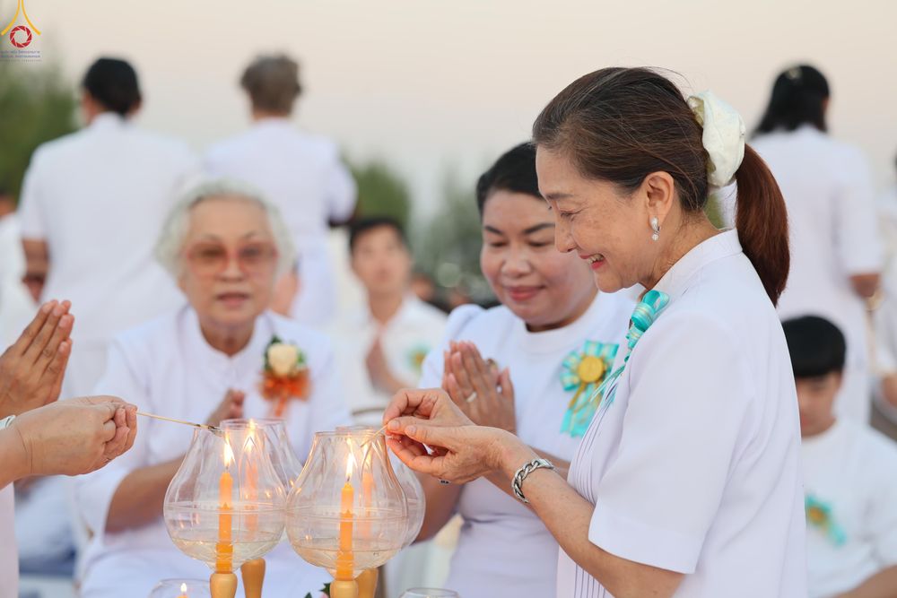 ภาพ No.302171:วันที่ 23 มกราคม พ.ศ. 2569 พิธีจุดประทีปธรรมถวายเป็นพุทธบูชา (ภาพชุดที่ 2) และบูชาธรรมมหาปูชนียาจารย์  ณ อนุสรณ์สถานลำดับที่ 5 สถานที่เผยแผ่วิชชาธรรมกายครั้งแรก อนุสรณ์สถานบางปลา วัดบางปลา อำเภอบางเลน จังหวัดนครปฐม ในโครงการธรรมยาตรา กตัญญูบูชา มหาปูชนีย