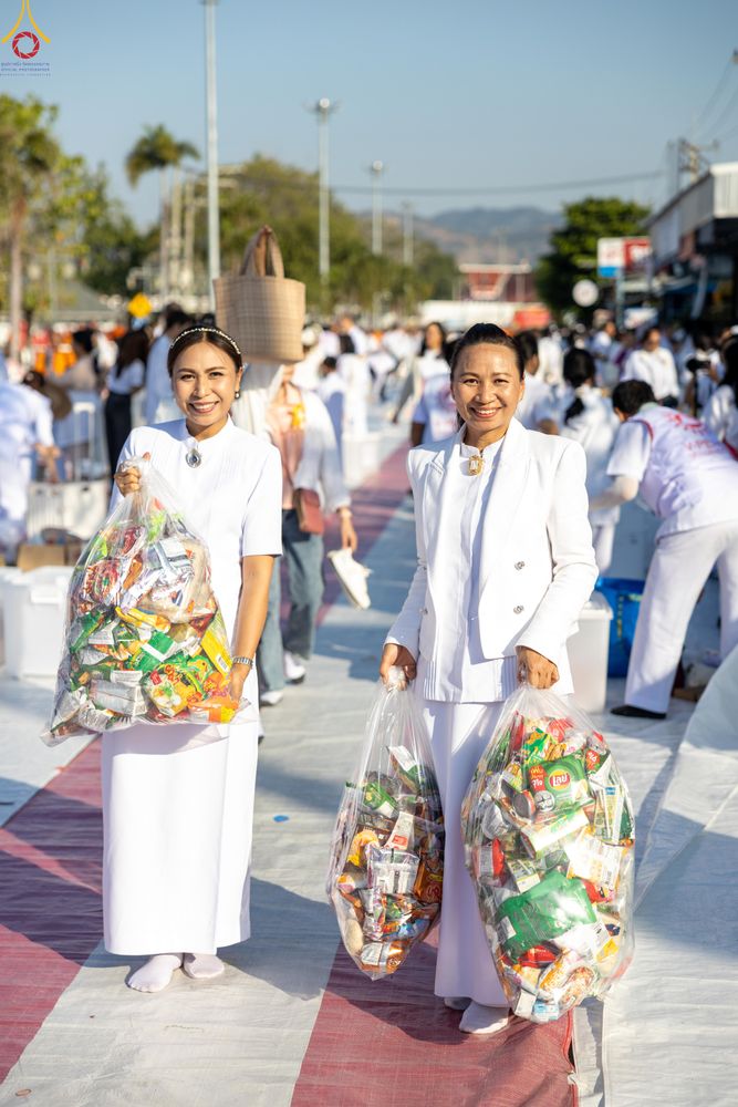 ภาพ No.282488:วันที่ 19 -20 ธันวาคม พ.ศ.2568 เบื้องหลังความสำเร็จ ของการจัดงานตักบาตร พระ 10,000 รูป Skywalk กาญจนบุรี