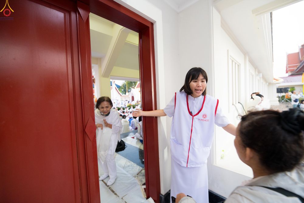 ภาพ No.301512:ภาพเบื้องหลังอาสาสมัครรวมใจ ชุดที่ 4 ในโครงการธรรมยาตรา กตัญญูบูชา มหาปูชนียาจารย์ พระมงคลเทพมุนี(สด จนฺทสโร) พระผู้ปราบมาร อนุสรณ์สถาน 7 แห่ง ปีที่ 14