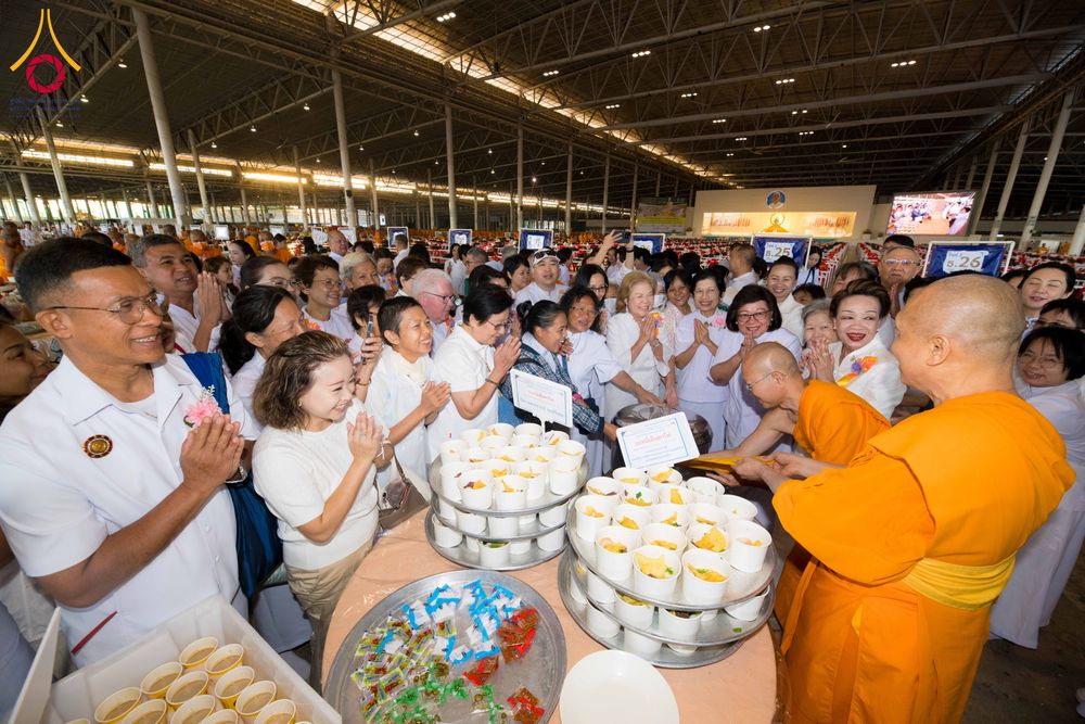 ภาพ No.287336:วันที่ 3 มกราคม พ.ศ.2569 พิธีถวายภัตตาหารเป็นสังฆทาน แด่พระธรรมยาตรา ณ วัดพระธรรมกาย  จังหวัดปทุมธานี ในโครงการธรรมยาตรา กตัญญูบูชา มหาปูชนียาจารย์ พระมงคลเทพมุนี(สด จนฺทสโร) พระผู้ปราบมาร อนุสรณ์สถาน 7 แห่ง ปีที่ 14