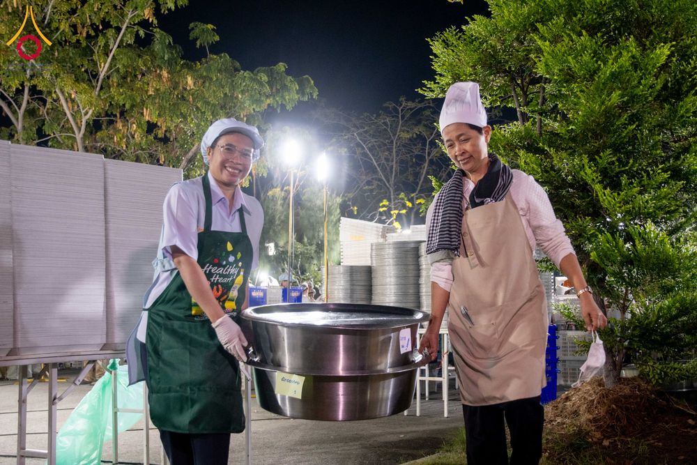 ภาพ No.288198:วันที่ 5 มกราคม พ.ศ. 2569 พิธีถวายภัตตาหารเป็นสังฆทาน แด่พระธรรมยาตรา ในโครงการธรรมยาตรา กตัญญูบูชา มหาปูชนียาจารย์ พระมงคลเทพมุนี(สด จนฺทสโร) พระผู้ปราบมาร อนุสรณ์สถาน 7 แห่ง ปีที่ 14 ณ อนุสรณ์สถานมหาวิหารพระมงคลเทพมุนี (โลตัสแลนด์) อ.สองพี่น้อง จ.สุพรร