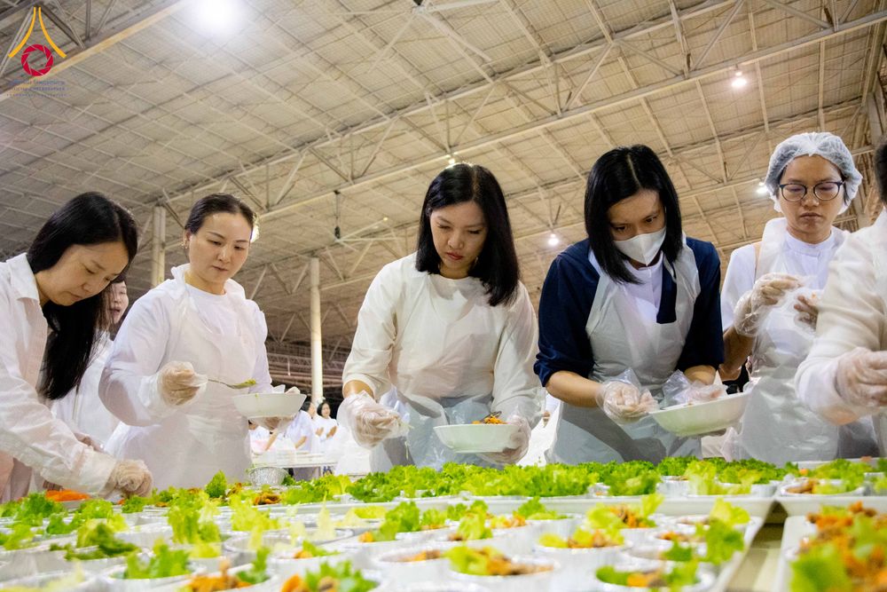 ภาพ No.287304:วันที่ 3 มกราคม พ.ศ.2569 พิธีถวายภัตตาหารเป็นสังฆทาน แด่พระธรรมยาตรา ณ วัดพระธรรมกาย  จังหวัดปทุมธานี ในโครงการธรรมยาตรา กตัญญูบูชา มหาปูชนียาจารย์ พระมงคลเทพมุนี(สด จนฺทสโร) พระผู้ปราบมาร อนุสรณ์สถาน 7 แห่ง ปีที่ 14