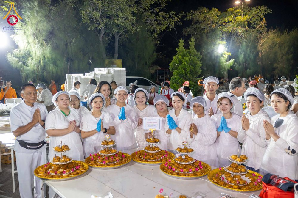 ภาพ No.288218:วันที่ 5 มกราคม พ.ศ. 2569 พิธีถวายภัตตาหารเป็นสังฆทาน แด่พระธรรมยาตรา ในโครงการธรรมยาตรา กตัญญูบูชา มหาปูชนียาจารย์ พระมงคลเทพมุนี(สด จนฺทสโร) พระผู้ปราบมาร อนุสรณ์สถาน 7 แห่ง ปีที่ 14 ณ อนุสรณ์สถานมหาวิหารพระมงคลเทพมุนี (โลตัสแลนด์) อ.สองพี่น้อง จ.สุพรร