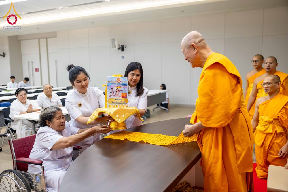 ภาพ No.324878:วันพฤหัสบดีที่ 23 เมษายน พ.ศ.2569  หลวงพ่อทัตตชีโว รองเจ้าอาวาสวัดพระธรรมกาย ถวายการต้อนรับและปฏิสันถารคณะชาวอินโดนีเซีย