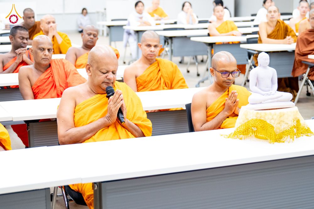 ภาพ No.323346:หลวงพ่อทัตตชีโว รองเจ้าอาวาสวัดพระธรรมกาย ถวายการต้อนรับปฏิสันถารคณะสงฆ์จากประเทศศรีลังกา