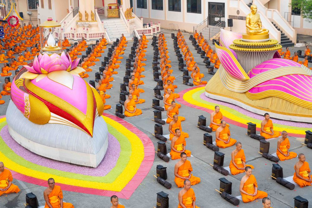 ภาพ No.297314:วันที่ 15 มกราคม พ.ศ.2569 พระธรรมยาตราปฏิบัติธรรมและถ่ายภาพหมู่ประวัติศาสตร์ อนุสรณ์สถานลำดับที่ 4 สถานที่เกิดด้วยกายธรรม  ณ วัดโบสถ์บน ต.บางคูเวียง จ.นนทบุรี ในโครงการธรรมยาตรา กตัญญูบูชา มหาปูชนียาจารย์ พระมงคลเทพมุนี(สด จนฺทสโร) พระผู้ปราบมาร อนุสรณ์ส