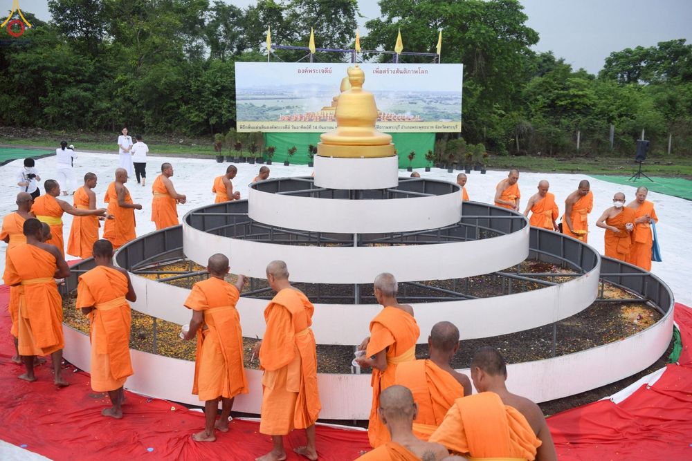 ภาพ No.246933:วันอาทิตย์ที่ 14 กันยายน พ.ศ. 2568 พิธีทอดผ้าป่า ซื้อดิน ปรับพื้นที่ลานธรรม  และพิธีกลั่นแผ่นดิน โปรยทราย สถาปนาองค์พระเจดีย์ เพื่อสร้างสันติภาพโลก  ณ ศูนย์ปฏิบัติธรรมสระบุรี อ.พระพุทธบาท จ.สระบุรี