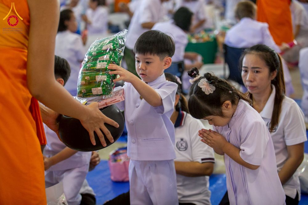 ภาพ No.256849:วันที่ 5 ตุลาคม พ.ศ. 2568 พิธีตักบาตร ข้าวสารอาหารแห้ง ณ บ้านแก้วเรือนทองคุณยายฯ สภาธรรมกายสากล วัดพระธรรมกาย