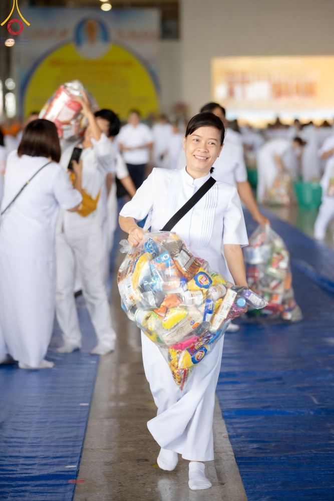 ภาพ No.137246:พิธีตักบาตร และปฏิบัติธรรม ในวันวิสาขบูชา วันพุธที่ 22 พฤษภาคม พ.ศ. 2567 ( วันพระขึ้น15 ค่ำ เดือน 6 ) ณ วัดพระธรรมกาย จ.ปทุมธานี