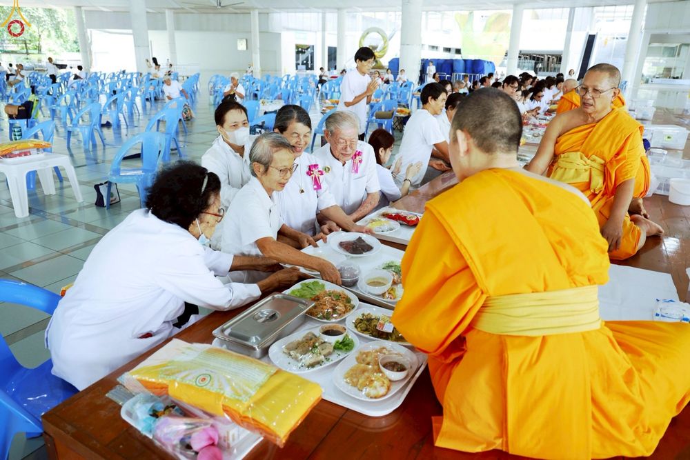 ภาพ No.246979:วันที่ 20 กันยายน พ.ศ. 2568 พิธีถวายเมนูสวรรค์เพื่อการบรรลุธรรม ณ หอฉันคุณยายอาจารย์ฯ วัดพระธรรมกาย