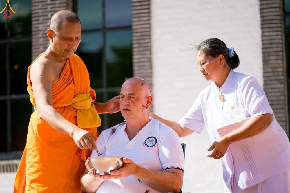 ภาพ No.83332:พิธีตัดปอยผมธรรมทายาทและฝากตัวเป็นศิษย์ ในโครงการอบรมพระธรรมทายาททวีปยุโรป รุ่นที่ 9 วันพุธที่ 12 มิถุนายน พ.ศ. 2566 ณ วัดพระธรรมกายเบเนลักซ์ ประเทศเบลเยี่ยม