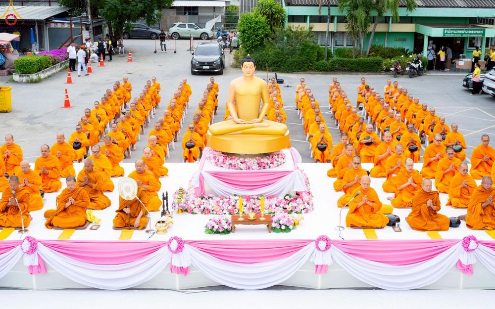 ภาพ No.241862:วันอาทิตย์ที่ 31 สิงหาคม พ.ศ. 2568 พิธีทำบุญแด่คณะสงฆ์ 122 รูป ฉลอง 121 ปี อำเภอคลองหลวง จ.ปทุมธานี เพื่อนำส่งช่วยเหลือคณะสงฆ์ 323 วัด 4 จังหวัดชายแดนภาคใต้ และช่วยเหลือประชาชนจากเหตุปะทะ แนวชายแดนไทย-กัมพูชา ณ บริเวณหน้าที่ว่าการอำเภอคลองหลวง 
