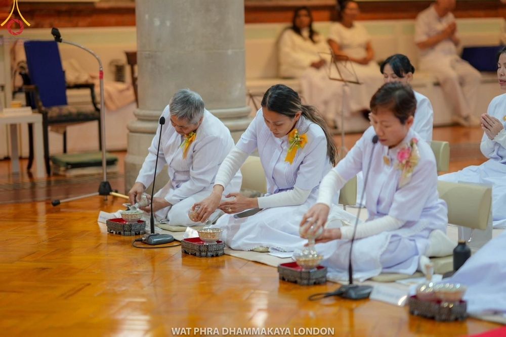 ภาพ No.161367:วัดพระธรรมกายลอนดอน สหราชอาณาจักร จัดงานบุญ น้อมถวายเป็นพุทธบูชา และบูชาธรรมเนื่องในวาระ 140 ปี วันคล้ายวันเกิดด้วยรูปกายเนื้อของ พระมงคลเทพมุนี (สด จนฺทสโร) พระผู้ปราบมาร ในวันที่ 10 ตุลาคม พ.ศ. 2567