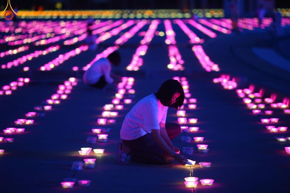 ภาพ No.279211:พิธีจุดวิสาขประทีป พิธีเวียนประทักษิณ ในวันวิสาขบูชา พุธที่ 22 พฤษภาคม พ.ศ. 2567 ( วันพระขึ้น 15 ค่ำ เดือน 6 ) ณ ลานธรรม พระมหาธรรมกายเจดีย์ วัดพระธรรมกาย จ.ปทุมธานี