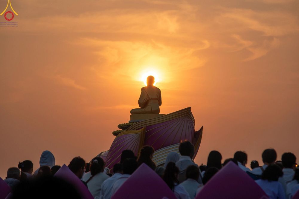 ภาพ No.201003:พิธีตักบาตรพระธรรมยาตรา ณ อนุสรณ์สถานลำดับที่ 5 สถานที่เผยแผ่วิชชาธรรมกายครั้งแรก อนุสรณ์สถานบางปลา วัดบางปลา อำเภอบางเลน จังหวัดนครปฐม ในโครงการธรรมยาตรา กตัญญูบูชา มหาปูชนียาจารย์ พระมงคลเทพมุนี(สด จนฺทสโร) พระผู้ปราบมาร อนุสรณ์สถาน 7 แห่ง ปีที่ 13