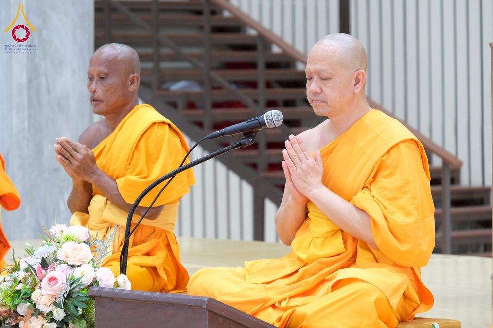 ภาพ No.277905:พิธีตัดปอยผมและปลงผมนาคธรรมทายาท พิธีขอขมาผู้ปกครอง ณ ศูนย์อบรมเยาวชนนครปฐม จ.นครปฐม และพิธีมอบบาตร ผ้าไตร นาคธรรมทายาท พิธีบรรพชา อุปสมบทหมู่ ณ วัดลาดหญ้าไทร จ.นครปฐม