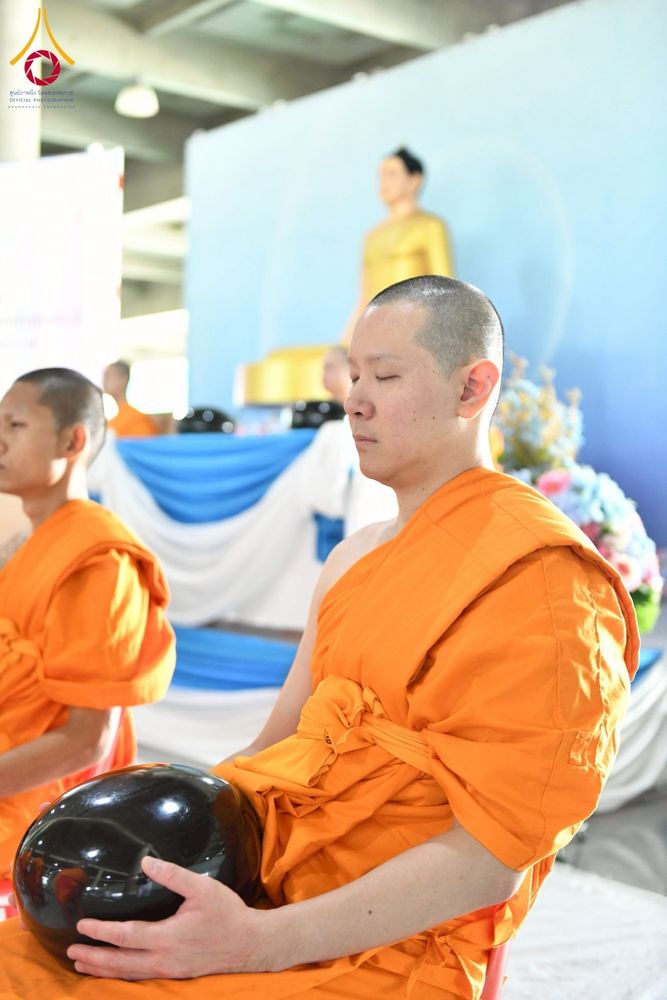 ภาพ No.256643:วันที่ 11 ตุลาคม พ.ศ. 2568 พิธีตักบาตรฉลองพระใหม่  โครงการอุปสมบทบูชาธรรม 141 ปี  พระมงคลเทพมุนี (สด จนฺทโร) ผู้ค้นพบวิชชาธรรมกาย ณ มหาวิหารคด 9 วัดพระธรรมกาย