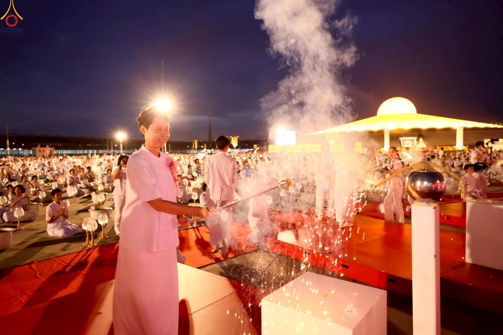 ภาพ No.253730:วันที่ 10 ตุลาคม พ.ศ. 2568 พิธีจุดประทีปบูชาพระผู้ปราบมาร, พิธีจุดประทีปบนพระมหาธรรมกายเจดีย์  20,000 ดวง เนื่องในวันคล้ายวันเกิดครบรอบ 141 ปี พระมงคลเทพมุนี (สด จนฺทสโร)