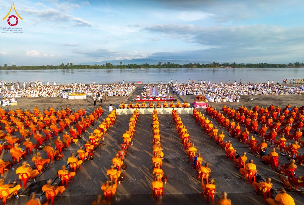 ภาพ No.250518:วันพุธที่ 8 ตุลาคม พ.ศ. 2568 พิธีตักบาตรเทโวโรหณะ ณ ลานธรรมปทุมรัตน์ธรรมเจดีย์ พุทธอุทยานนานาชาติ อ.โพนพิสัย จ.หนองคาย