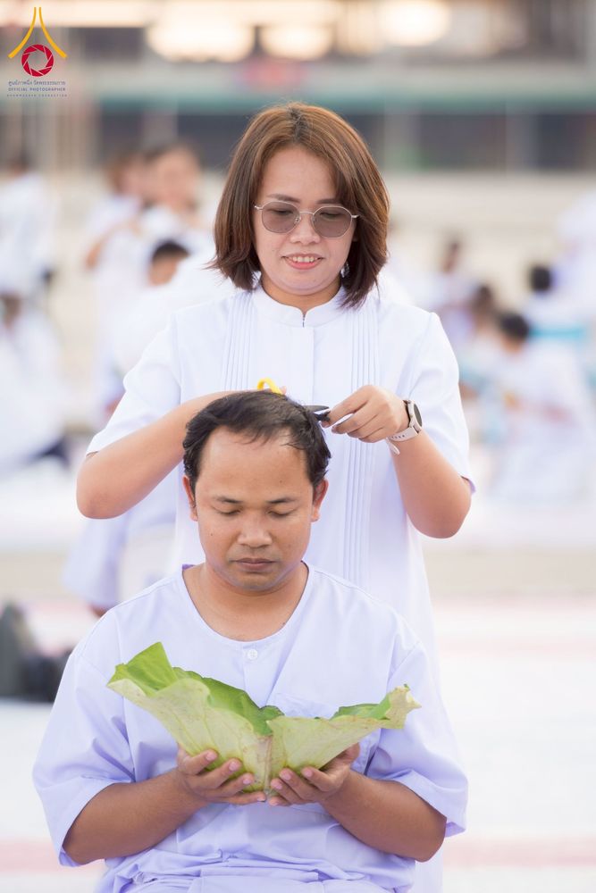 ภาพ No.274726:วันอาทิตย์ที่ 30 พฤศจิกายน พ.ศ. 2568 พิธีปลงผม โครงการอุปสมบทบูชาธรรมมหาปูชนียาจารย์ ปี 2568 ณ ลานธรรมพระมหาธรรมกายเจดีย์ ฝั่งทิศตะวันตก ระหว่างวิหารคดหมายเลข 8 และ 9 วัดพระธรรมกาย