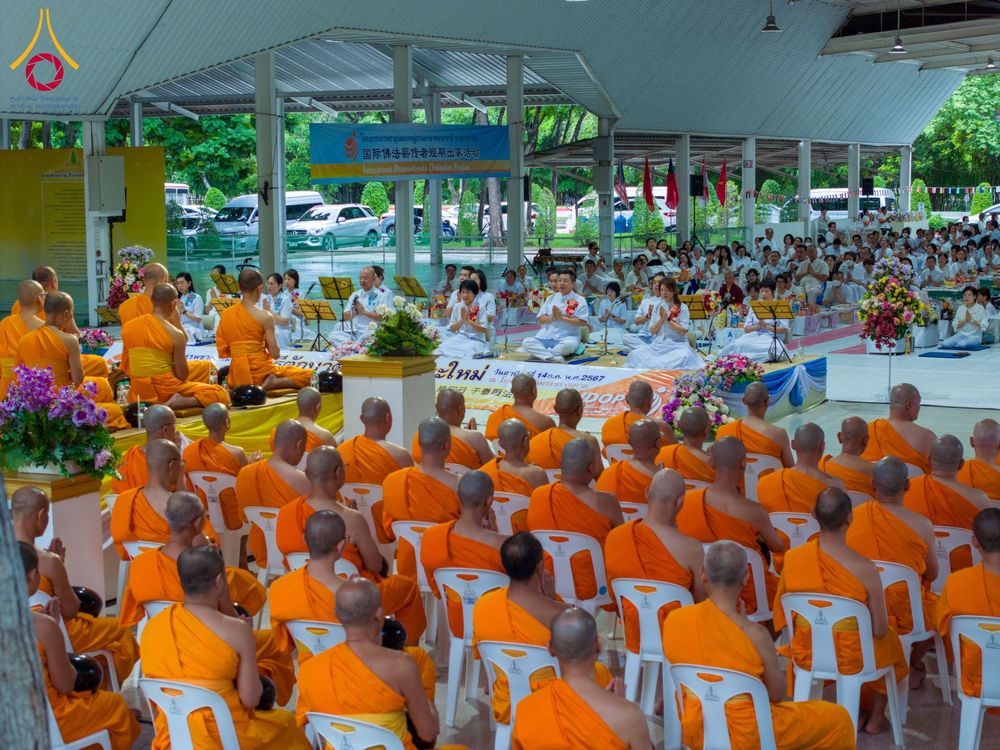 ภาพ No.144258:พิธีตักบาตรพระใหม่  โครงการบรรพชาอุปสมบทหมู่ ธรรมทายาทนานาชาติ (ภาษาจีน) ณ อาคารโถงช้าง วัดพระธรรมกาย วันอาทิตย์ที่ 14 กรกฎาคม พ.ศ. 2567