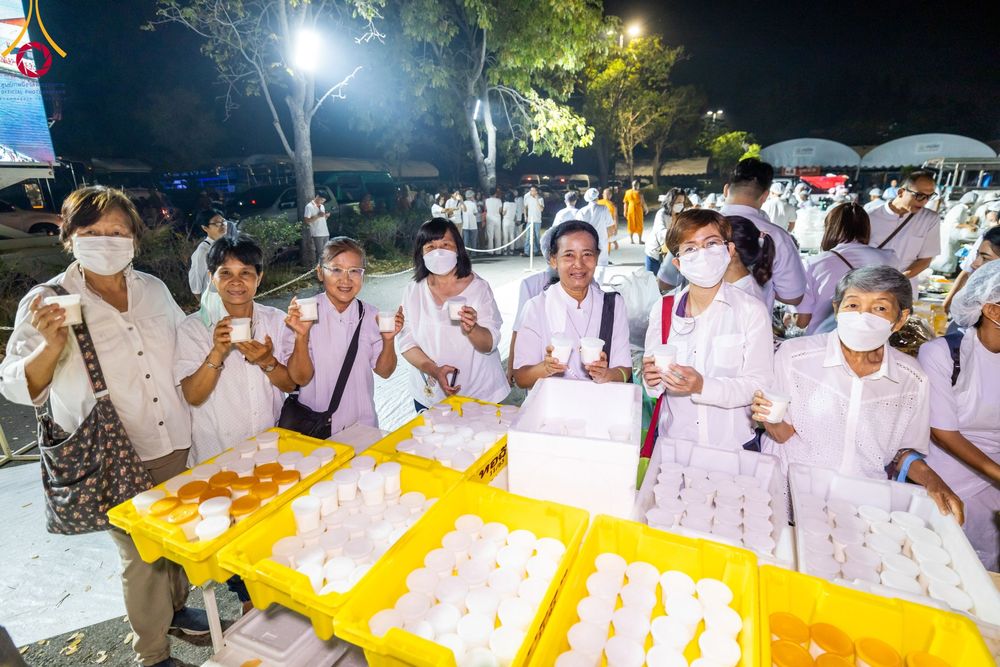ภาพ No.111825:พิธีถวายภัตตาหารเป็นสังฆทาน แด่คณะพระธรรมยาตราฯ ในโครงการธรรมยาตรา กตัญญูบูชา มหาปูชนียาจารย์ พระมงคลเทพมุนี(สด จนฺทสโร) พระผู้ปราบมาร อนุสรณ์สถาน 7 แห่ง ปีที่ 12 วันที่ 14 มกราคม พ.ศ. 2567 ณ อนุสรณ์สถานมหาวิหารพระมงคลเทพมุนี  (โลตัสแลนด์) อ.สองพี่น้อง จ