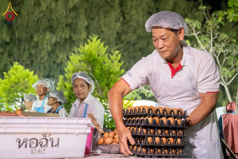 ภาพ No.288182:วันที่ 5 มกราคม พ.ศ. 2569 พิธีถวายภัตตาหารเป็นสังฆทาน แด่พระธรรมยาตรา ในโครงการธรรมยาตรา กตัญญูบูชา มหาปูชนียาจารย์ พระมงคลเทพมุนี(สด จนฺทสโร) พระผู้ปราบมาร อนุสรณ์สถาน 7 แห่ง ปีที่ 14 ณ อนุสรณ์สถานมหาวิหารพระมงคลเทพมุนี (โลตัสแลนด์) อ.สองพี่น้อง จ.สุพรร