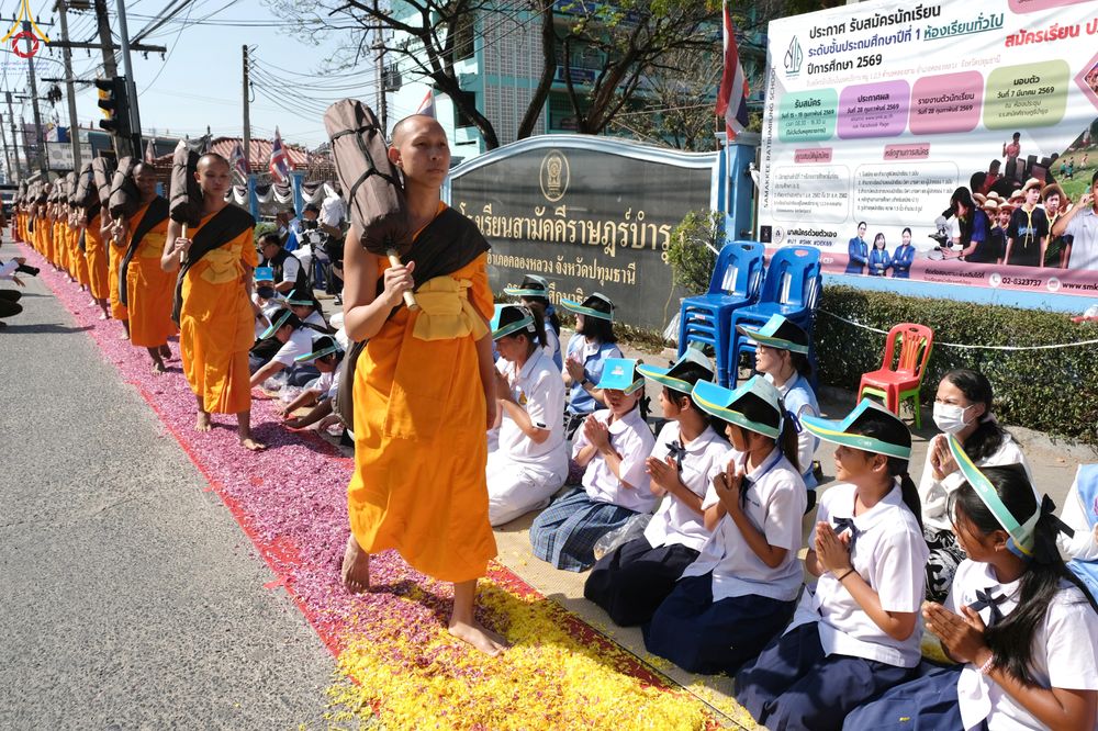 ภาพ No.304172:วันที่ 25 มกราคม พ.ศ. 2569 พิธีต้อนรับพระธรรมยาตรา  รร.สามัคคีราษฏร์บำรุง-วัดพระธรรมกาย ในโครงการธรรมยาตรา กตัญญูบูชา มหาปูชนียาจารย์ พระมงคลเทพมุนี(สด จนฺทสโร) พระผู้ปราบมาร อนุสรณ์สถาน 7 แห่ง ปีที่ 14