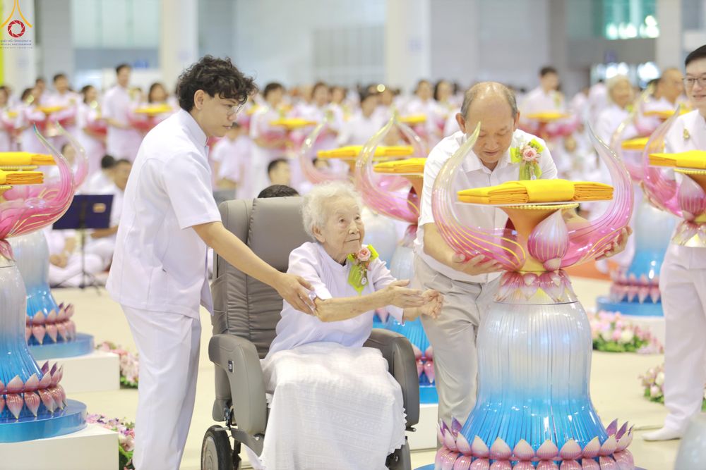 ภาพ No.318519:วันอาทิตย์ต้นเดือนที่ 5 เมษายน พ.ศ.2569 พิธีทอดผ้าป่าสมทบมหาสังฆทาน 40,000 กว่าวัดทั่วประเทศ ณ สภาธรรมกายสากล วัดพระธรรมกาย