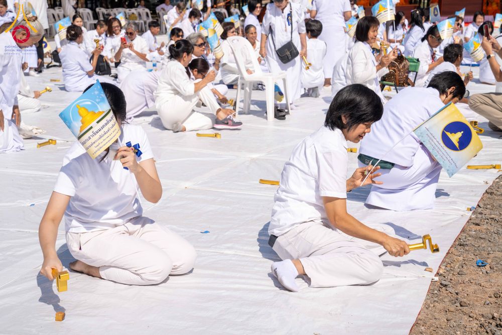 ภาพ No.285836:วันพุธที่ 10 ธันวาคม พ.ศ.2568  พิธีตอกเสาเข็มมงคลต้นสุดท้าย รองรับองค์พระเจดีย์เพื่อสร้างสันติภาพโลก ณ ศูนย์ปฏิบัติธรรมและศูนย์อบรมเยาวชน ชัยนาท