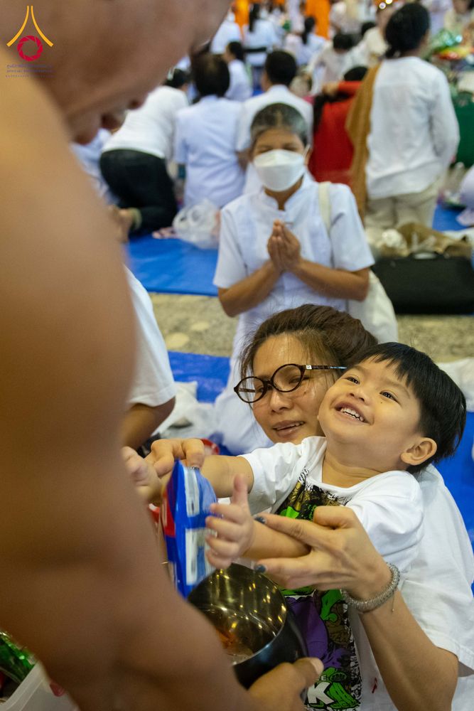 ภาพ No.308498:วันที่ 1 กุมภาพันธ์ พ.ศ. 2569 พิธีตักบาตรข้าวสารอาหารแห้ง ณ บ้านแก้วเรือนทองคุณยาย สภาธรรมกายสากล วัดพระธรรมกาย