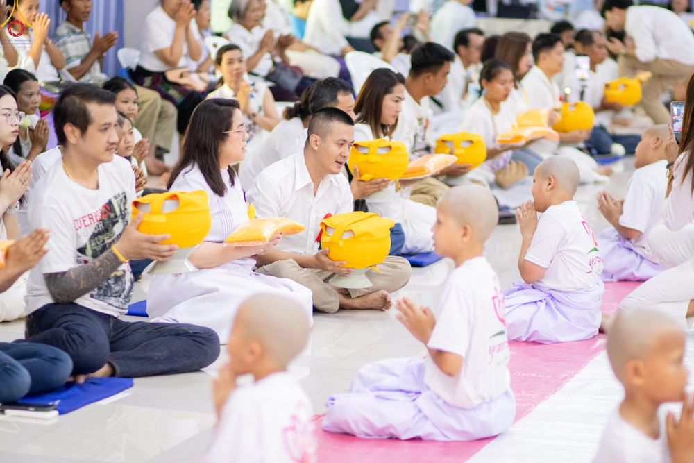 ภาพ No.320157:วันเสาร์ที่ 4 เมษายน 2569 พิธีตัดปอยผม ขอขมาผู้ปกครอง  มอบบาตร-ผ้าไตร และพิธีบรรพชาสามเณร 87 รูป  ณ ศูนย์ปฏิบัติธรรมระยอง(บ้านช่องลม)  ต.บางบุตร อ.บ้านค่าย จ.ระยอง