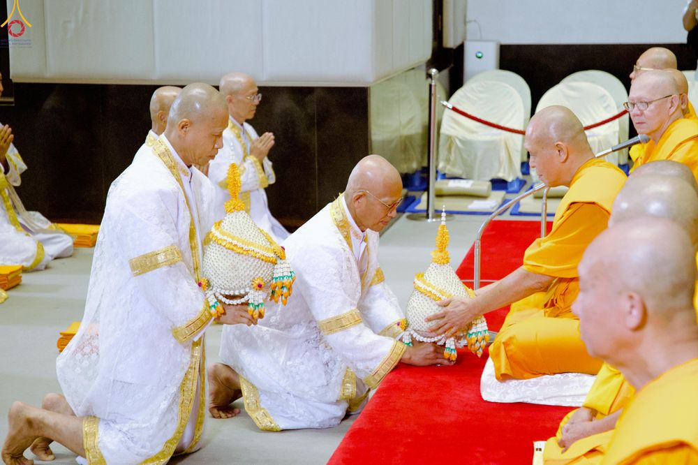 ภาพ No.330728:วันวิสาขบูชา อาทิตย์ที่ 31 พฤษภาคม พ.ศ.2569 พิธีบรรพชาสามเณรอุบาสก 11 ท่าน , พิธีถวายบาตรผ้าไตร และจตุปัจจัยไทยธรรม แด่สามเณร , พิธีอุปสมบทอุทิศชีวิต , พิธีกล่าวคำกัปปิยภัณฑ์  ณ อุโบสถพระไตรปิฎก วัดพระธรรมกาย จังหวัดปทุมธานี
