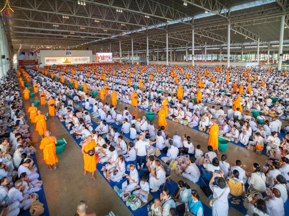 ภาพ No.318163:วันอาทิตย์ต้นเดือนที่ 5 เมษายน พ.ศ.2569 พิธีตักบาตร ณ บ้านแก้วเรือนทองคุณยายอาจารย์ฯ วัดพระธรรมกาย