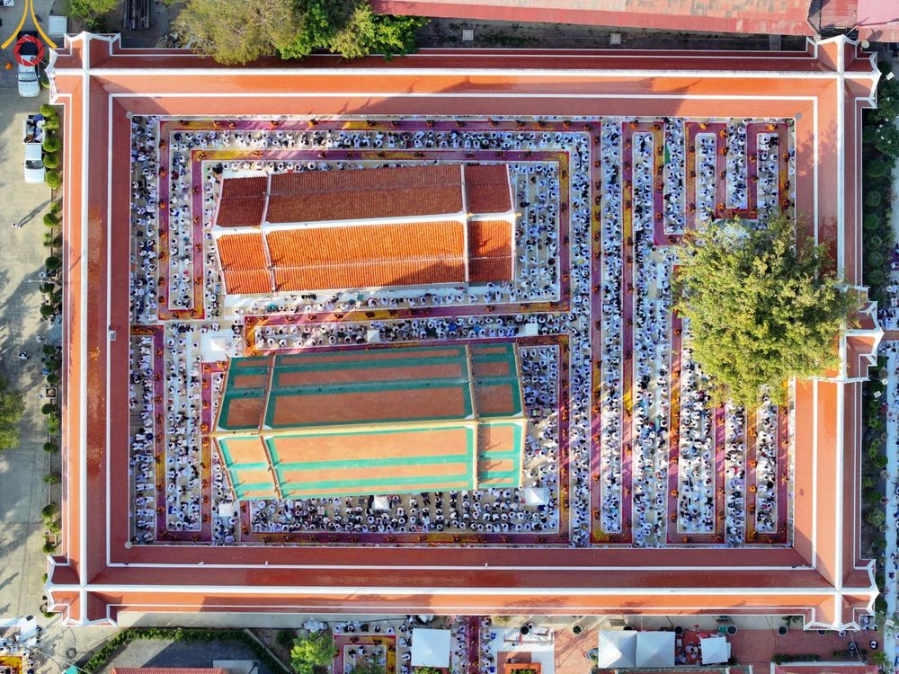 ภาพ No.193409:พิธีต้อนรับพระธรรมยาตรา ณ อนุสรณ์สถาน สถานที่เกิดในเพศสมณะ วัดสองพี่น้อง อำเภอสองพี่น้อง จังหวัดสุพรรณบุรี ในโครงการธรรมยาตรา กตัญญูบูชา มหาปูชนียาจารย์ พระมงคลเทพมุนี(สด จนฺทสโร) พระผู้ปราบมาร อนุสรณ์สถาน 7 แห่ง ปีที่ 13 วันที่ 11 มกราคม พ.ศ. 2568