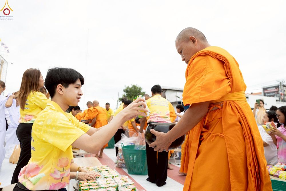 ภาพ No.242037:วันอาทิตย์ที่ 31 สิงหาคม พ.ศ. 2568 พิธีทำบุญแด่คณะสงฆ์ 122 รูป ฉลอง 121 ปี อำเภอคลองหลวง จ.ปทุมธานี เพื่อนำส่งช่วยเหลือคณะสงฆ์ 323 วัด 4 จังหวัดชายแดนภาคใต้ และช่วยเหลือประชาชนจากเหตุปะทะ แนวชายแดนไทย-กัมพูชา ณ บริเวณหน้าที่ว่าการอำเภอคลองหลวง 