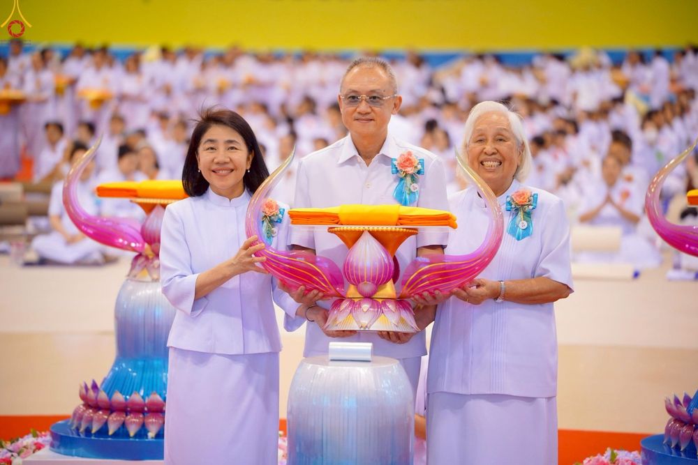 ภาพ No.251709:วันที่ 10 ตุลาคม พ.ศ. 2568 พิธีทอดผ้าป่าสมทบกฐินวัดพระธรรมกาย และสมทบกฐิน 30,000 กว่าวัดทั่วประเทศ ครั้งที่ 3 ณ สภาธรรมกายสากล วัดพระธรรมกาย