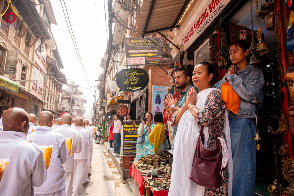 ภาพ No.313508:วันพฤหัสบดีที่ 12 มีนาคม พ.ศ. 2569 ขบวนแห่นาคธรรมทายาทในโครงการบรรพชาสามเณร 500 รูป  จาก นาคบาฮาล (Nagbahal) สู่จัตุรัสปาทัน (Patan Durbar Square) ประเทศเนปาล