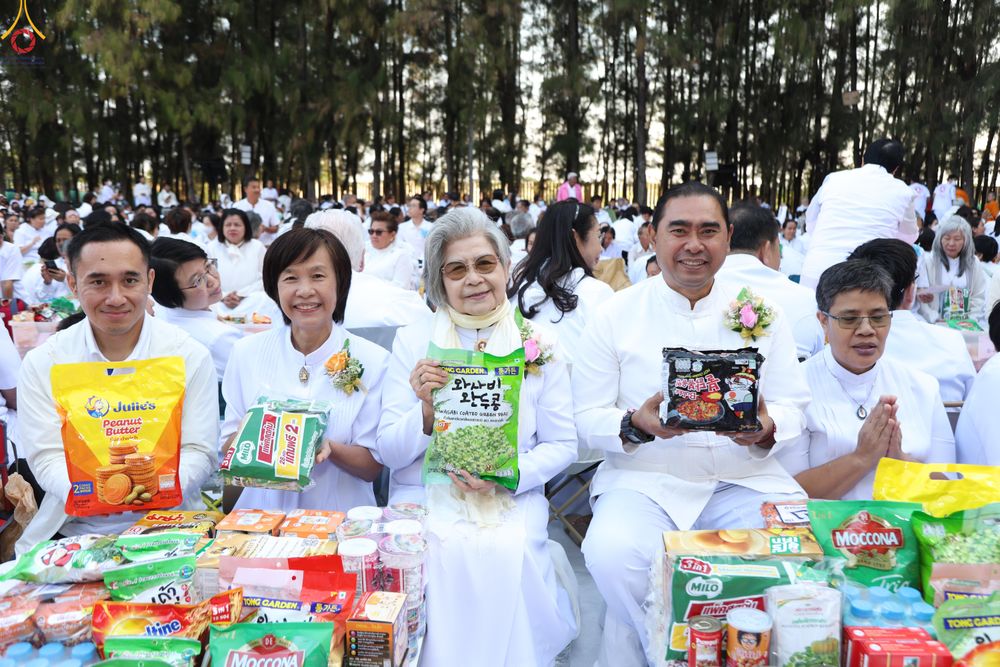 ภาพ No.289330:วันที่ 7 มกราคม พ.ศ. 2569 พิธีตักบาตรพระธรรมยาตรา ณ อนุสรณ์สถานลำดับที่ 1 สถานที่เกิดด้วยรูปกายเนื้อ อนุสรณ์สถานมหาวิหารพระมงคลเทพมุนี (โลตัสแลนด์) อ.สองพี่น้อง จ.สุพรรณบุรี ในโครงการธรรมยาตรา กตัญญูบูชา มหาปูชนียาจารย์ พระมงคลเทพมุนี(สด จนฺทสโร) พระผู้ป