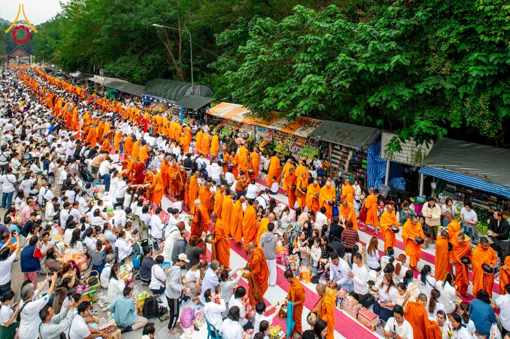 ภาพ No.285967:วันเสาร์ที่ 13 ธันวาคม พ.ศ.2568 พิธีตักบาตรพระภิกษุสามเณร 1,000 รูป ณ บริเวณหน้าอุทยานแห่งชาติเขาใหญ่ อำเภอปากช่อง จ.นครราชสีมา