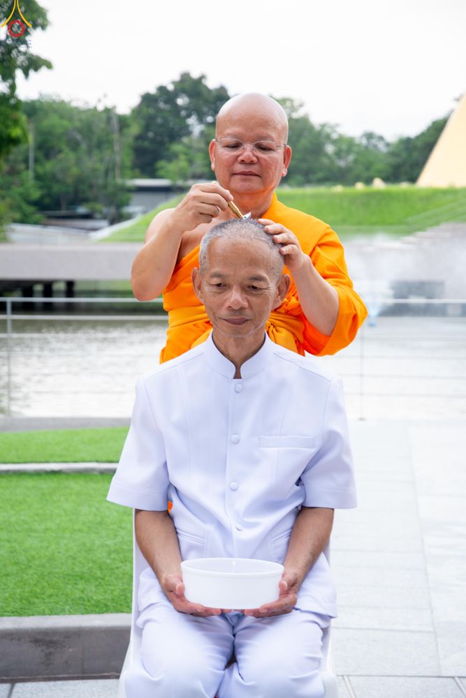 ภาพ No.330231:วันที่ 30 พฤษภาคม พ.ศ.2569 พิธีตัดปอยผมและปลงผม อุบาสกอุปสมบทอุทิศชีวิต 11 ท่าน ณ โบสถ์พระไตรปิฎก วัดพระธรรมกาย จังหวัดปทุมธานี