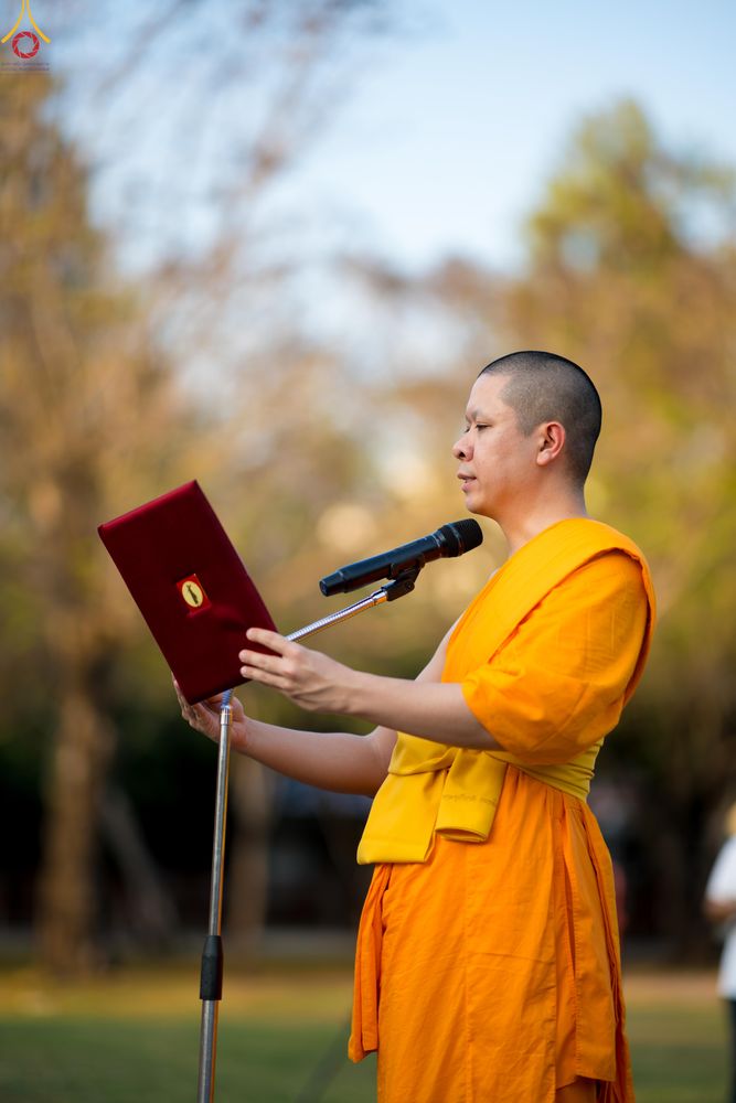 ภาพ No.281573:วันที่ 24 ธันวาคม พ.ศ.2568 พระธรรมยาตรา ปฏิบัติธรรม และถ่ายภาพหมู่ประวัติศาสตร์ ณ ลานหน้ามหาวิหารพระมงคลเทพมุนีฯ วัดพระธรรมกาย