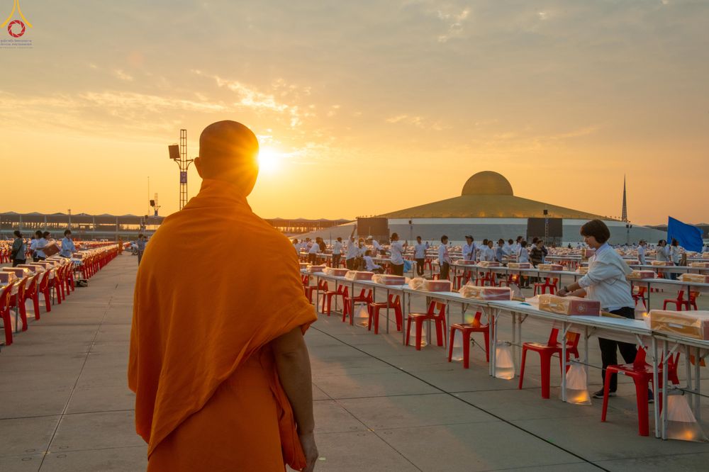 ภาพ No.322640:วันที่ 17 เมษายน พ.ศ.2569 การเรียงกล่องไทยธรรม เรียงน้ำดื่ม เรียงร่ม ณ ลานธรรมพระมหาธรรมกายเจดีย์ เพื่องานถวายมหาสังฆทาน 40,000 กว่าวัดทั่วประเทศ วันคุ้มครองโลก 22 เมษายน พ.ศ.2569 วัดพระธรรมกาย