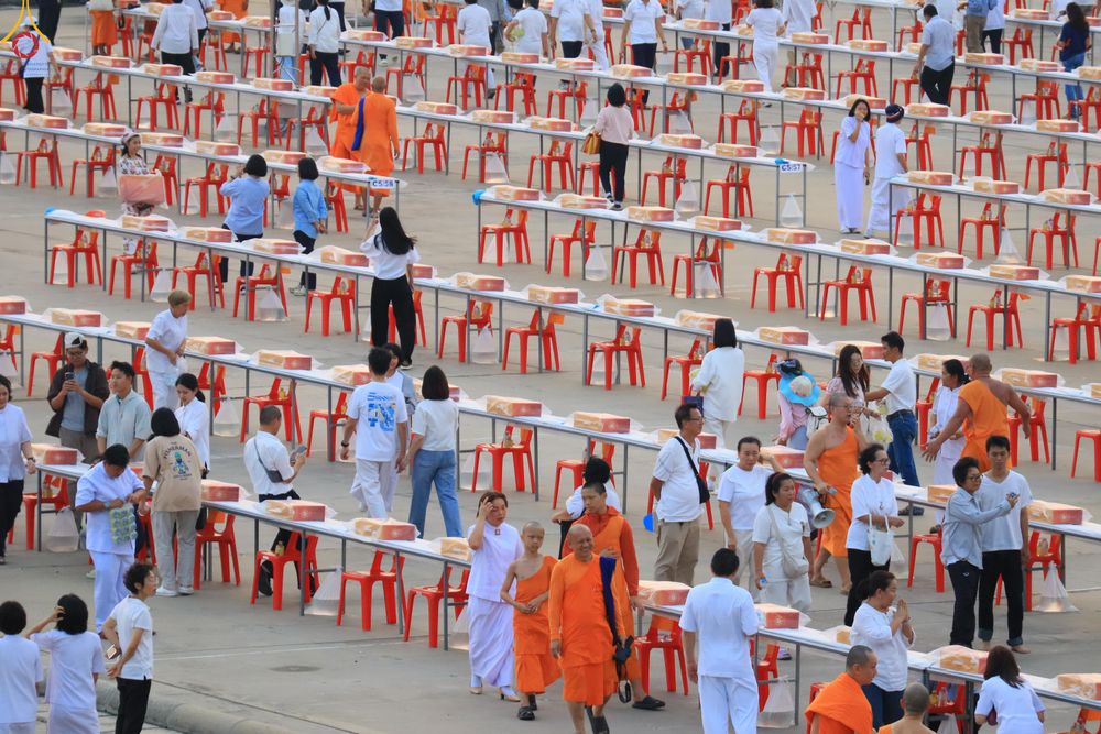 ภาพ No.323166:วันที่ 19 เมษายน พ.ศ.2569 การเรียงกล่องไทยธรรม , เตรียมงานจราจร เพื่องานถวายมหาสังฆทาน 40,000 กว่าวัดทั่วประเทศ วันคุ้มครองโลก 22 เมษายน พ.ศ.2569 วัดพระธรรมกาย